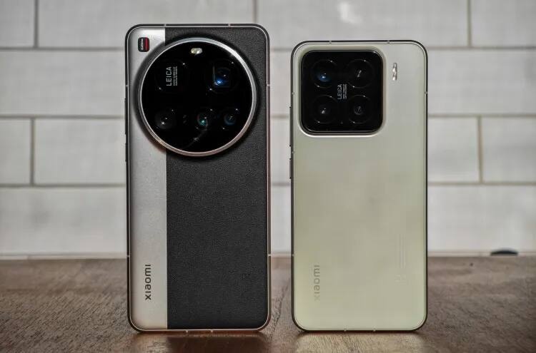    Xiaomi 15 (справа) меньше и легче своей Ultra-версии / Фото: theverge.com
