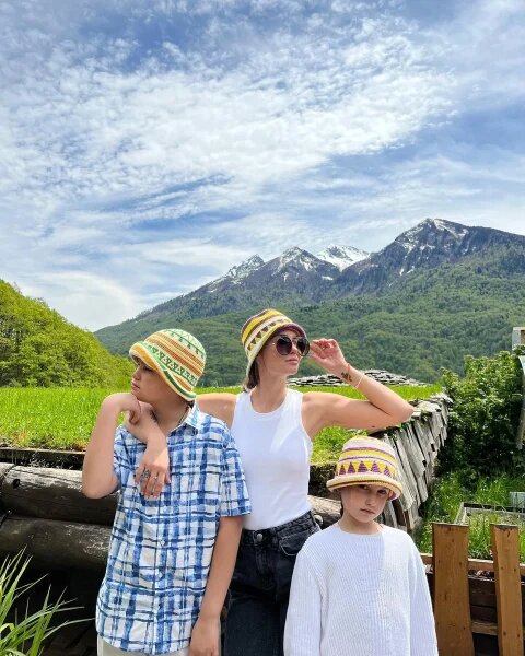    Агата Муцениеце с детьми. Фото: соцсети