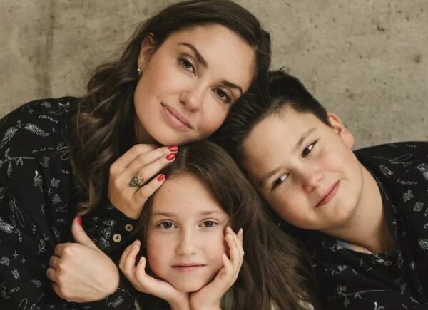    Агаты Муцениеце с детьми. Фото: ТВЦ