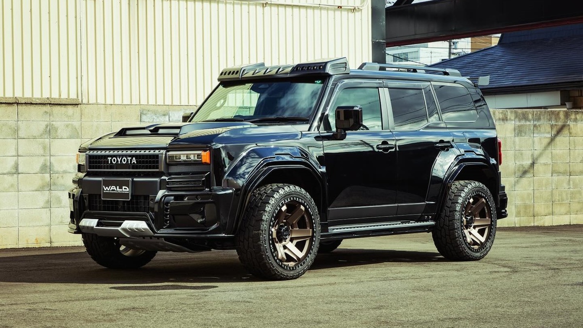 Toyota Land Cruiser Wald Desert Black Bison