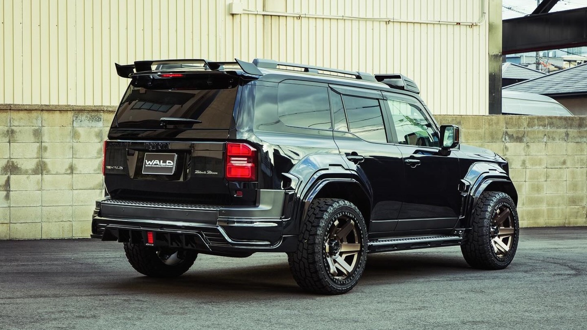 Toyota Land Cruiser Wald Desert Black Bison