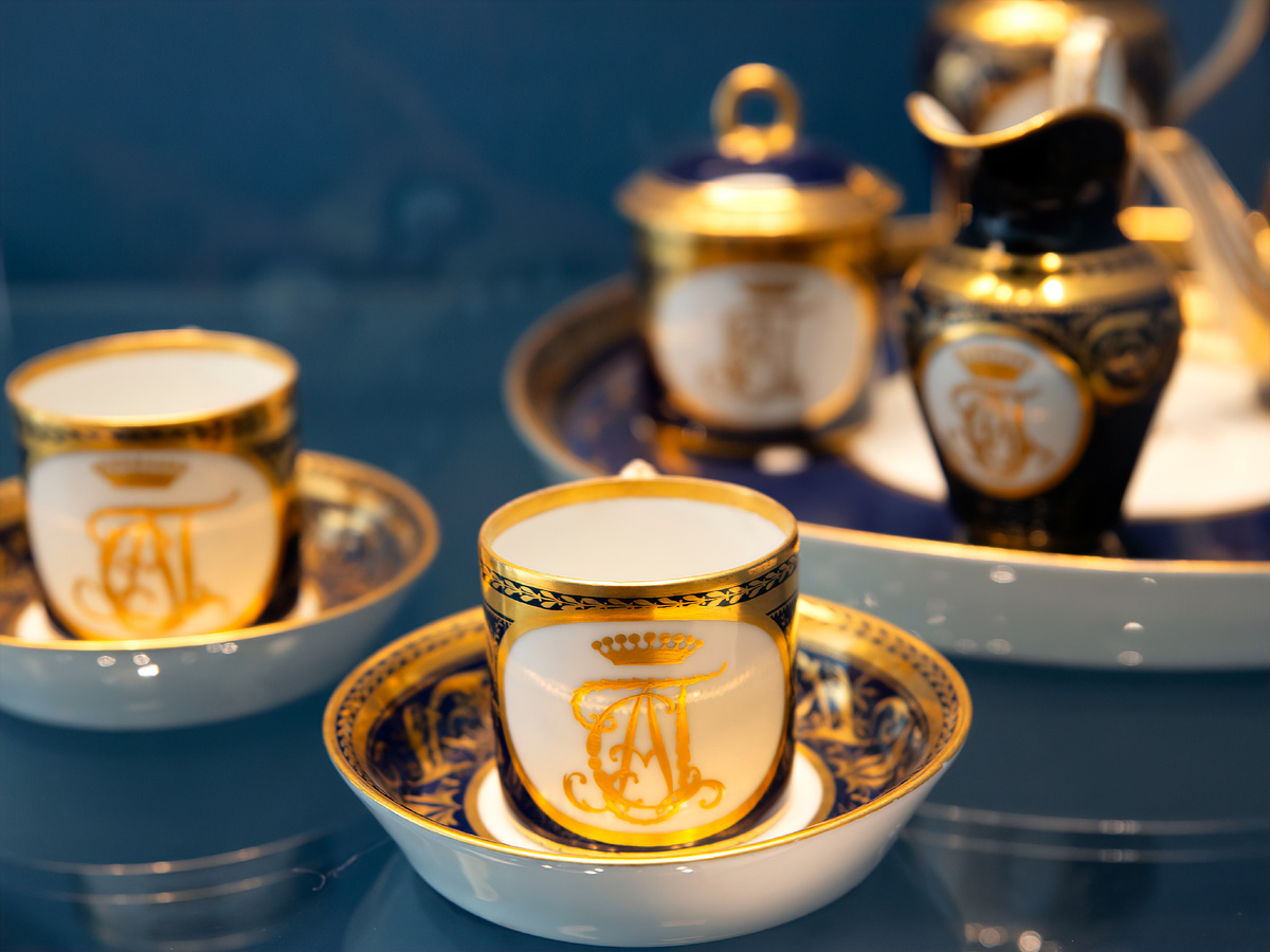 сервиз "дежене" (от déjeuner — «завтрак») миниатюрные наборы для романтических завтраков. Включали поднос, две чашки, чайник/кофейник, иногда -сахарницу. Моду на них ввел Павел I.