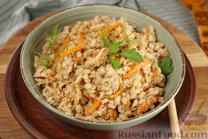 крупа перловая, тушёнка индюшиная, морковь, лук репчатый, масло подсолнечное, перец чёрный молотый, кориандр молотый, соль