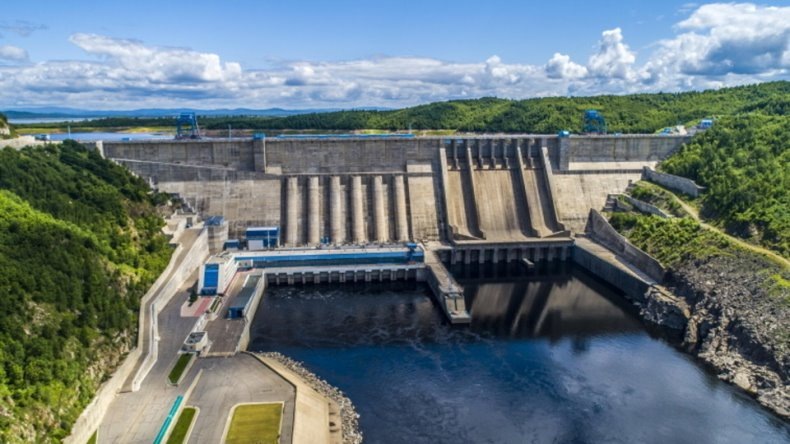 Гравитационная бетонная плотина Бурейской ГЭС. Вид с нижнего бьефа