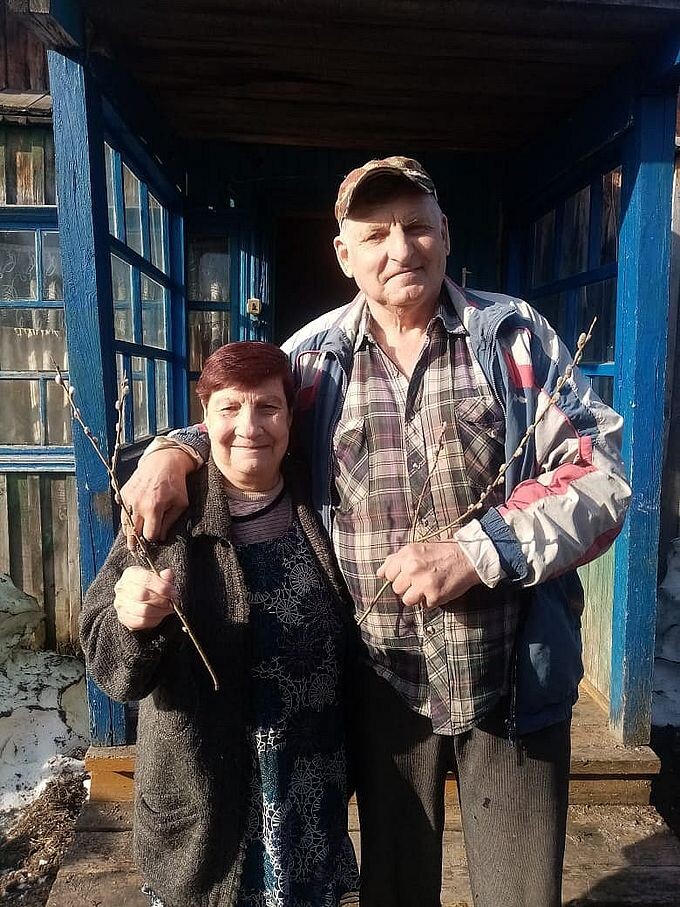 Пожилая пара с подаренными им веточками вербы