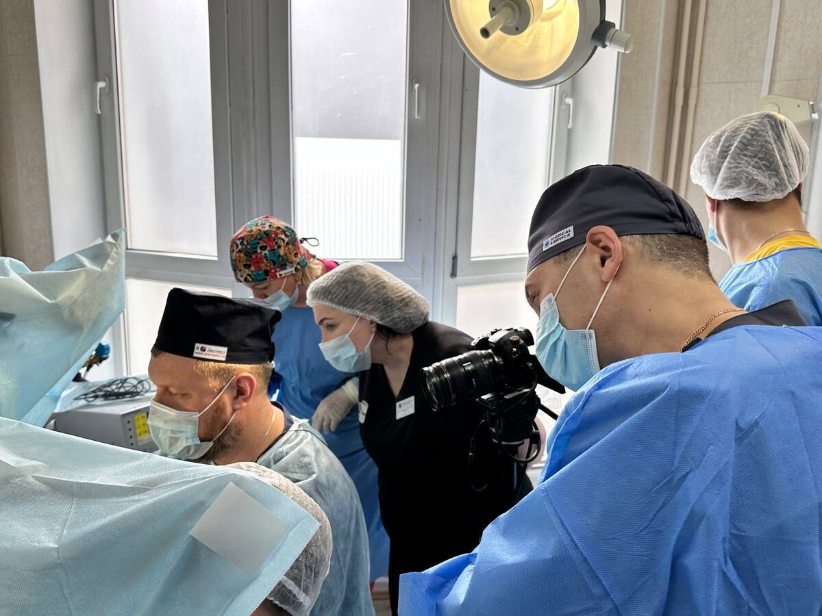 Харабет Ефим Игоревич проводит операцию по лечению анальной трещины