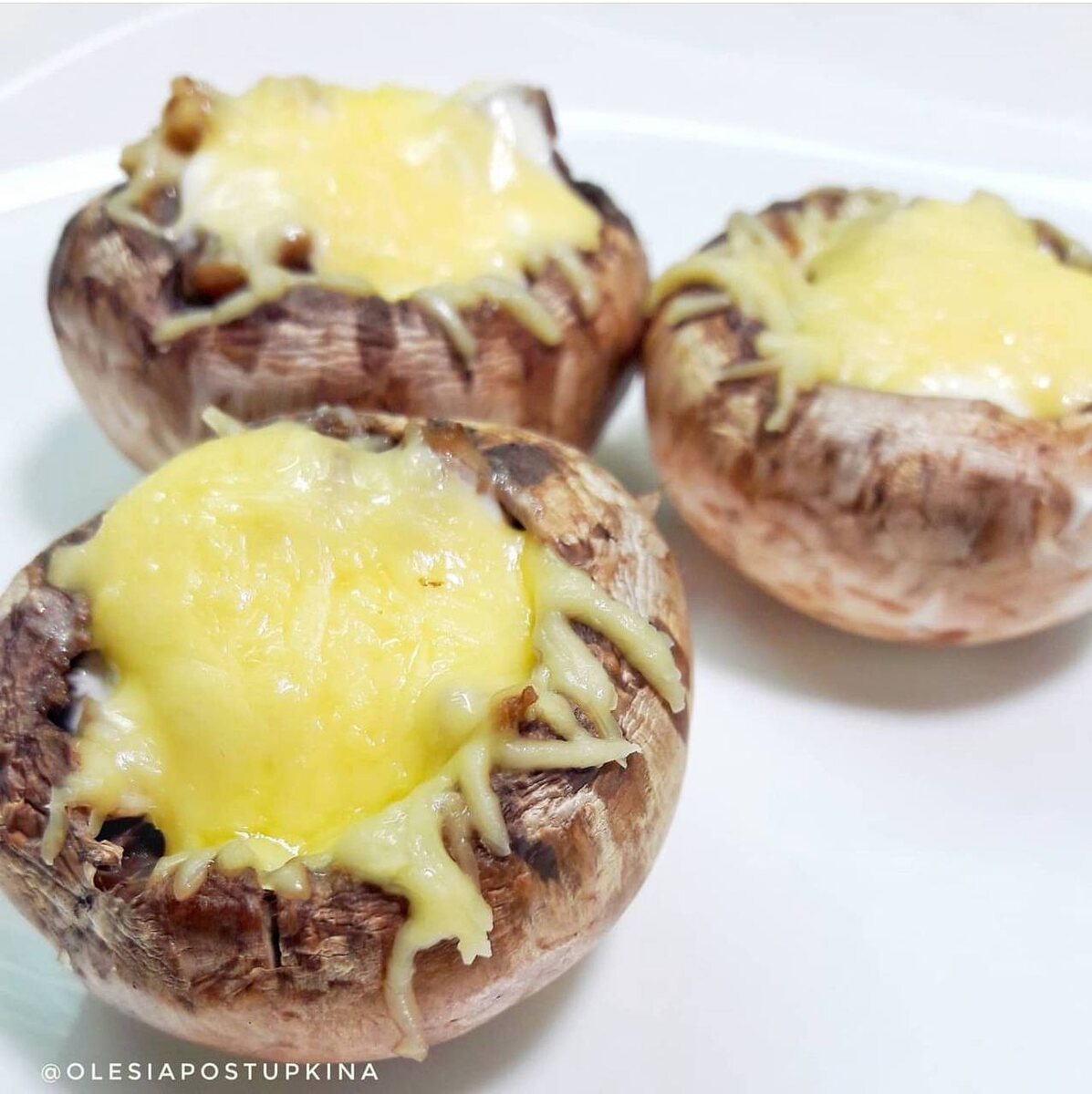 Выход: 190гр
⠀
КБЖУ на 100гр 100/6.6/8/1.3
⠀
Ингредиенты:
- 200г шампиньонов
- 15г сыра
- 30г лука
- 5г масла подсолнечного
- 20г сметаны
- соль, перец.
⠀
Приготовление:
Отрезаем ножки от шляпок и края шляпок. Мелко режем ножки и лук, обжариваем с маслом, солим.
Шляпки внутри смазываем сметаной, солим, потом зажарка, потом сыр и запекаем минут 15 на 180*.
⠀