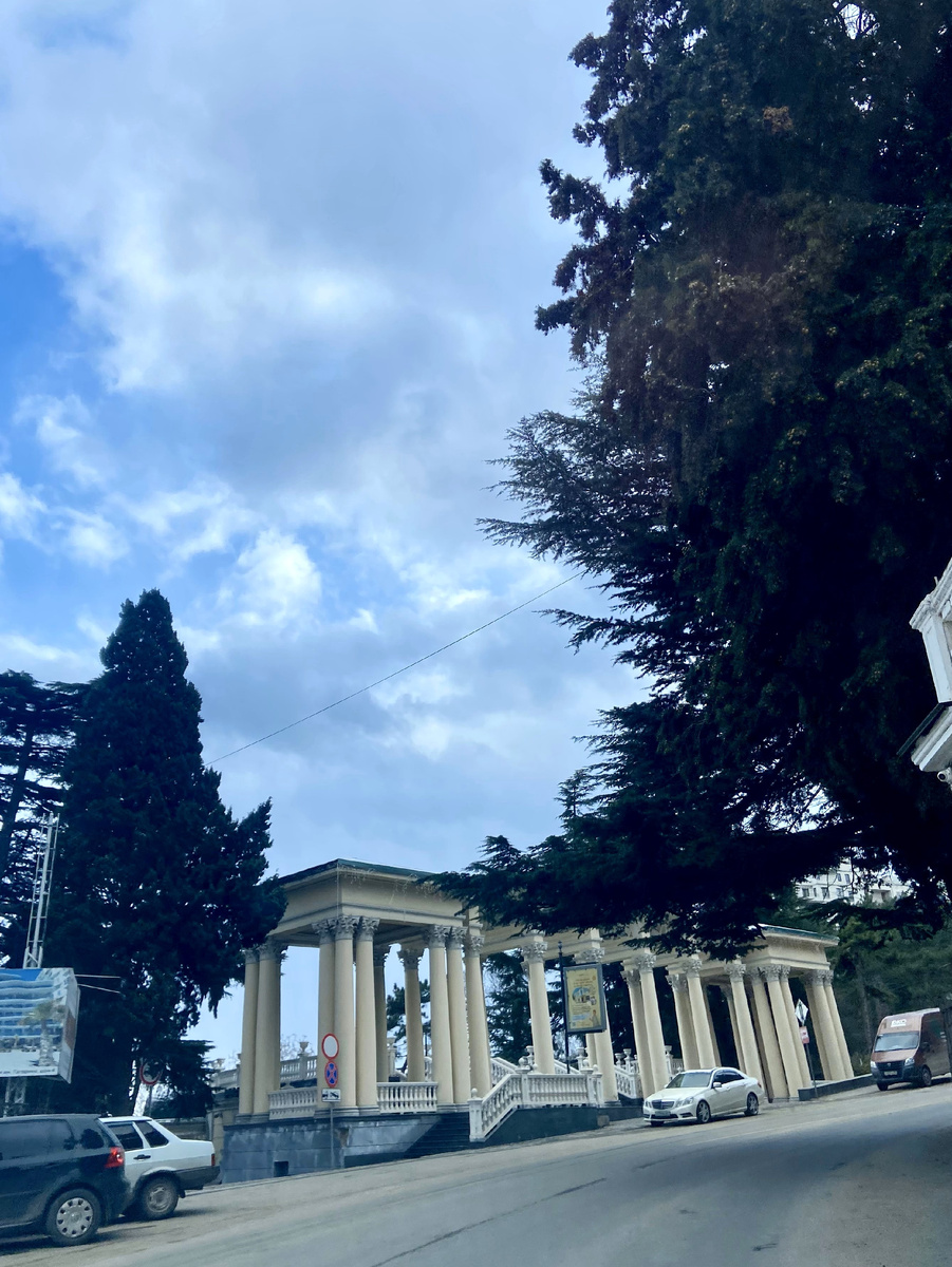 Коллонада у Приморского парка.