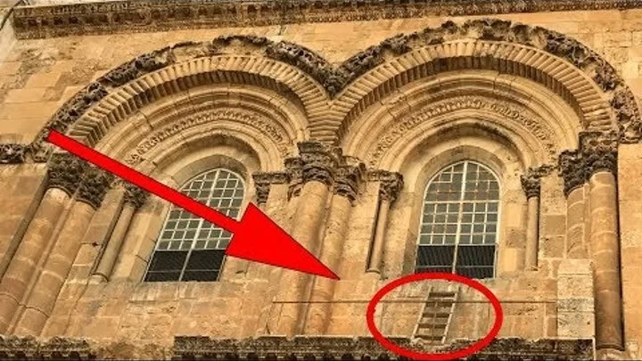 «Недвижимая лестница», Храм Гроба Господня. Недвижимая лестница (ивр. סולם הסטטוס קוו, араб. السُّلَّم الثَّابِت) — деревянная лестница, приставленная к правому окну второго яруса фасада Храма Гроба Господня в Старом городе в Иерусалиме