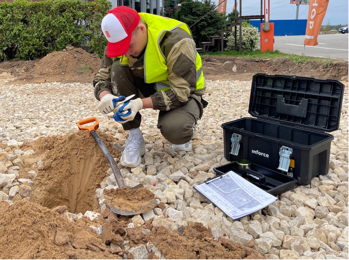 Рисунок 1 – Отбор грунта методом режущего кольца