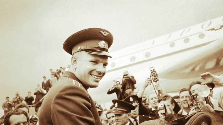 После первого полёта в космос Юрий Гагарин стал мировой знаменитостью, много ездил по Союзу, посетил тридцать стран.