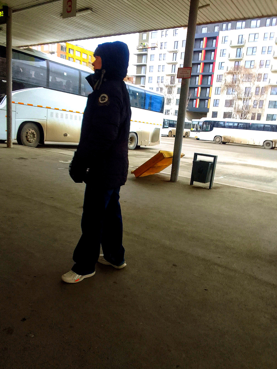 Я, ждем автобус в деревню, домой