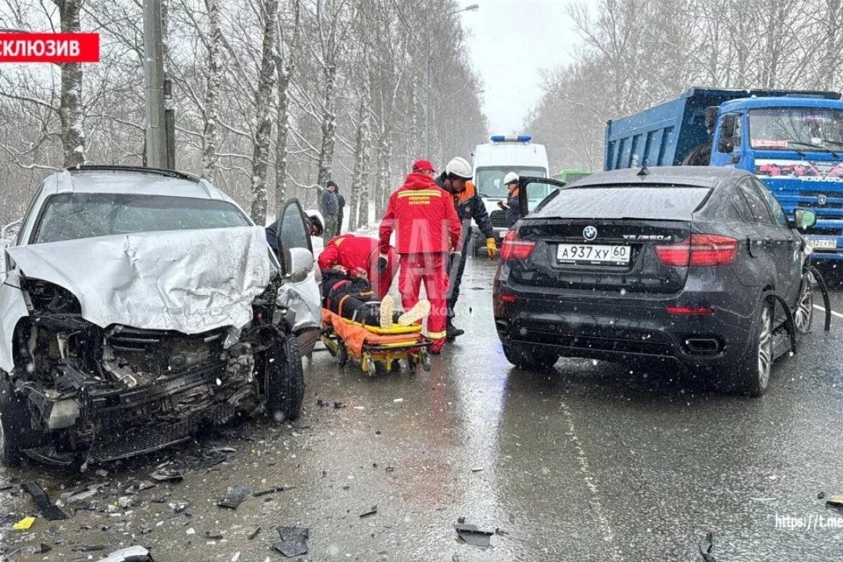    Четырех человек госпитализировали после тройного ДТП на въезде в Псков