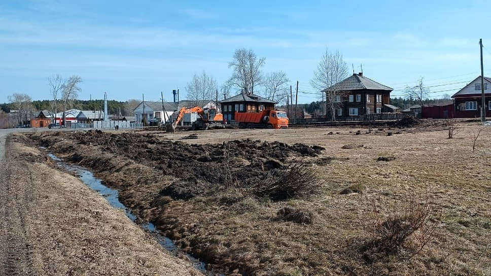 Работы по установке мемориала Борису Ельцину в Бутке.📷Фото: страница главы Талицкого округа Михаила Михайлова в социальной сети «ВКонтакте»