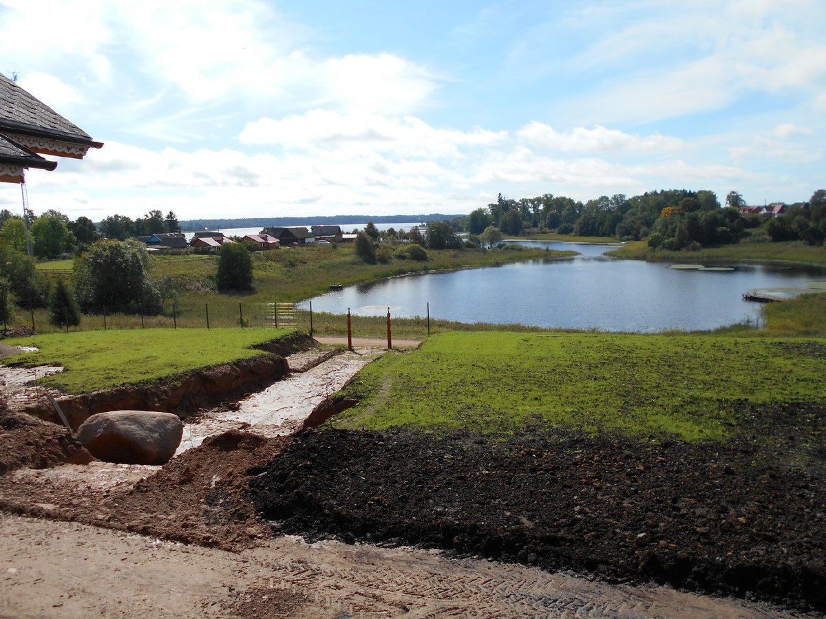 Пейзаж рядом с церковью на озере Селигер