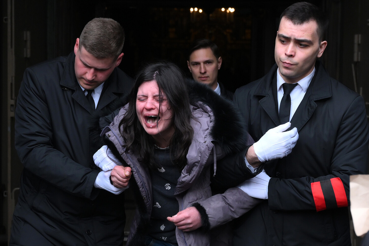 Церемония прощания с рэпером Пашей Техником возле храма Петра и Павла в Лефортово в Москве, 11 апреля 2025 года    📷