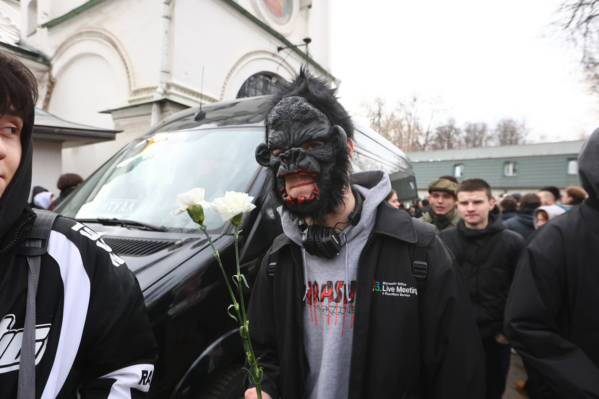 Церемония прощания с рэпером Пашей Техником в храме Петра и Павла в Лефортово в Москве, 11 апреля 2025 года    📷