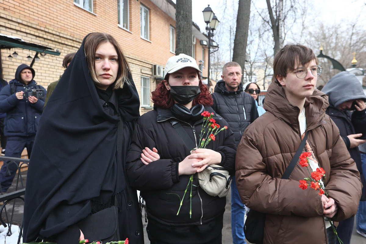 Церемония прощания с рэпером Пашей Техником в храме Петра и Павла в Лефортово в Москве, 11 апреля 2025 года    📷