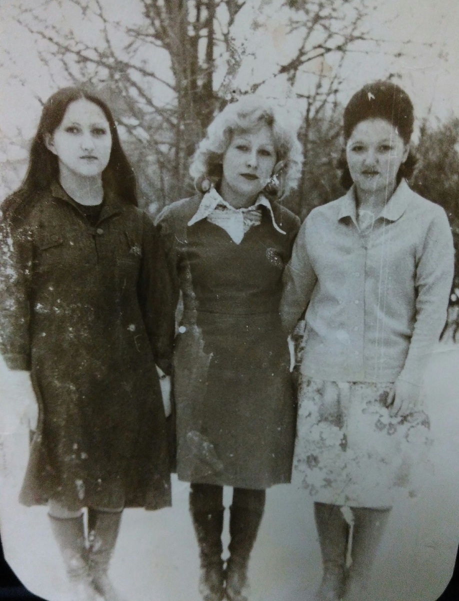 мои однокурсницы  (я в середине)