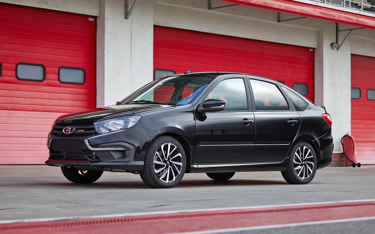 LADA Granta Sport — это не просто модификация с красными вставками и спортивными шильдиками. Это попытка АВТОВАЗа создать доступный, но по-настоящему заряженный автомобиль для тех, кто хочет выделяться на дороге и получать удовольствие от вождения. Разберемся, что скрывается за агрессивным обвесом и почему эта модель вызывает столько споров.  

 Дизайн: не только для галочки  

Granta Sport сразу бросается в глаза: заниженная подвеска (на 20–25 мм), расширенные колесные арки, рельефные бамперы с красными акцентами и спойлер. Но это не просто косметика — аэродинамический обвес разрабатывался в аэротрубе АВТОВАЗа и, по заявлению инженеров, снижает подъемную силу на 45% .  

Интерьер тоже соответствует спортивному духу: кожаная оплетка руля, красная прострочка на сиденьях, вышивка LADA Sport. Правда, мультимедиа осталась скромной — сенсорный экран здесь редкость, что вызывает нарекания у поклонников современных технологий .  


Под капотом — доработанный 1.6-литровый 16-клапанный мотор мощностью 118 л.с. (на «сотом» бензине — до 122 л.с.). Разгон до 100 км/ч занимает 9,8 секунды — на секунду быстрее базовой Granta .  

Но главные изменения — в шасси:  
- Жесткая подвеска с укороченными пружинами и амортизаторами Demfi (на 15% жестче стандартных) .  
- Дисковые тормоза на всех колесах (задние — от Vesta), улучшающие замедление на 15% .  
- Короткая рулевая рейка для более острого управления .  

На треке Granta Sport ведет себя уверенно: мотор охотно раскручивается до 7000 об/мин, а подвеска минимизирует крены. Правда, на плохих дорогах жесткость ощущается сразу — пассажиры на заднем сиденье будут жаловаться на тряску .  

 Стоит ли покупать? Плюсы и минусы  

 Плюсы:  
- Динамика. Для своего класса Granta Sport разгоняется бодро, особенно на высоких оборотах.  
- Управляемость. Машина четко держит траекторию в поворотах, а тормоза не перегреваются даже после нескольких кругов на треке .  
- Дизайн. Один из самых агрессивных вариантов в линейке LADA.