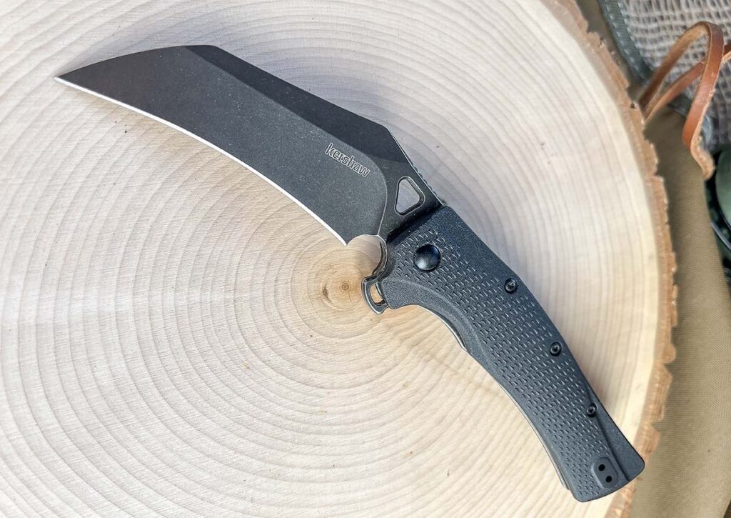 Язычок ножа Kershaw Dawnstar эффективно активирует лезвие. Конструкция включает полукруглый вырез, придающий ножу уникальный дизайн.