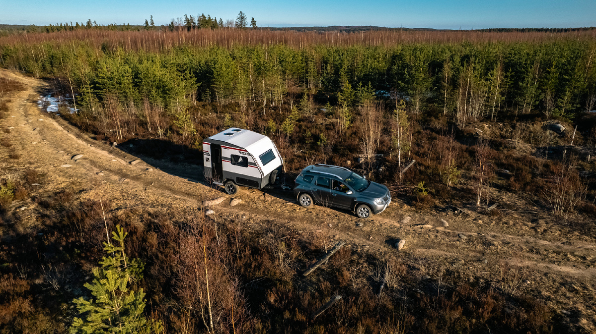 Усиленная независимая рычажно пневматическая подвеска и высокий дорожный просвет позволяют заезжать туда, где заканчиваются дороги. KSL30 уверенно едет по камням, песку и лесным тропам.