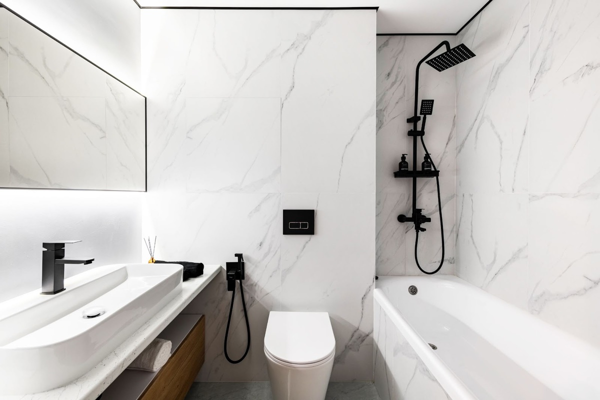 На фото: интерьер санузла в квартире 42 кв.м в г. Москве. Дизайнер:  Наталья Епанешникова; фотограф: Глеб Хлопунов