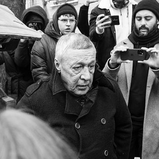 Михаил Ефремов, которого обступили журналисты