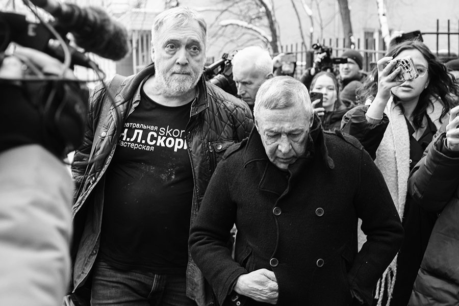 Никита Высоцкий и Михаил Ефремов пробиваются к подъезду