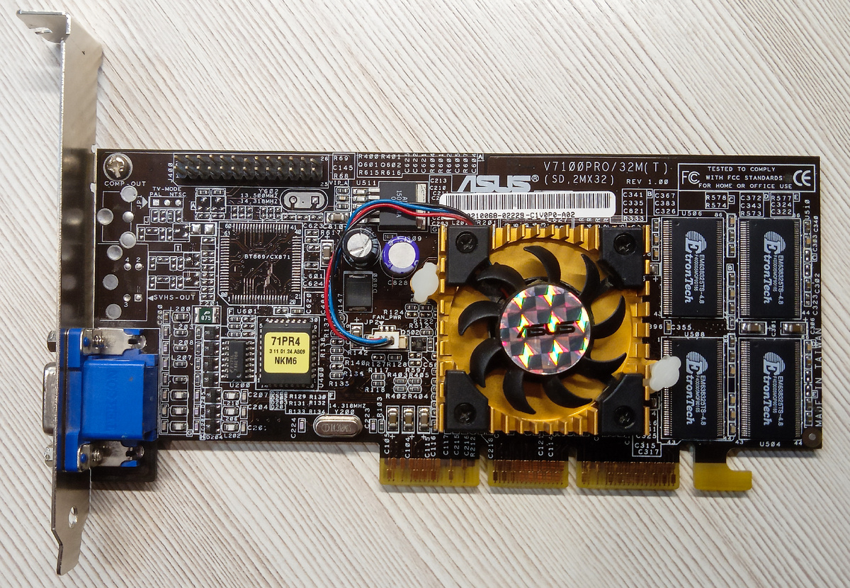 Видеокарта ASUS GeForce2 MX400 32Mb (вид спереди).