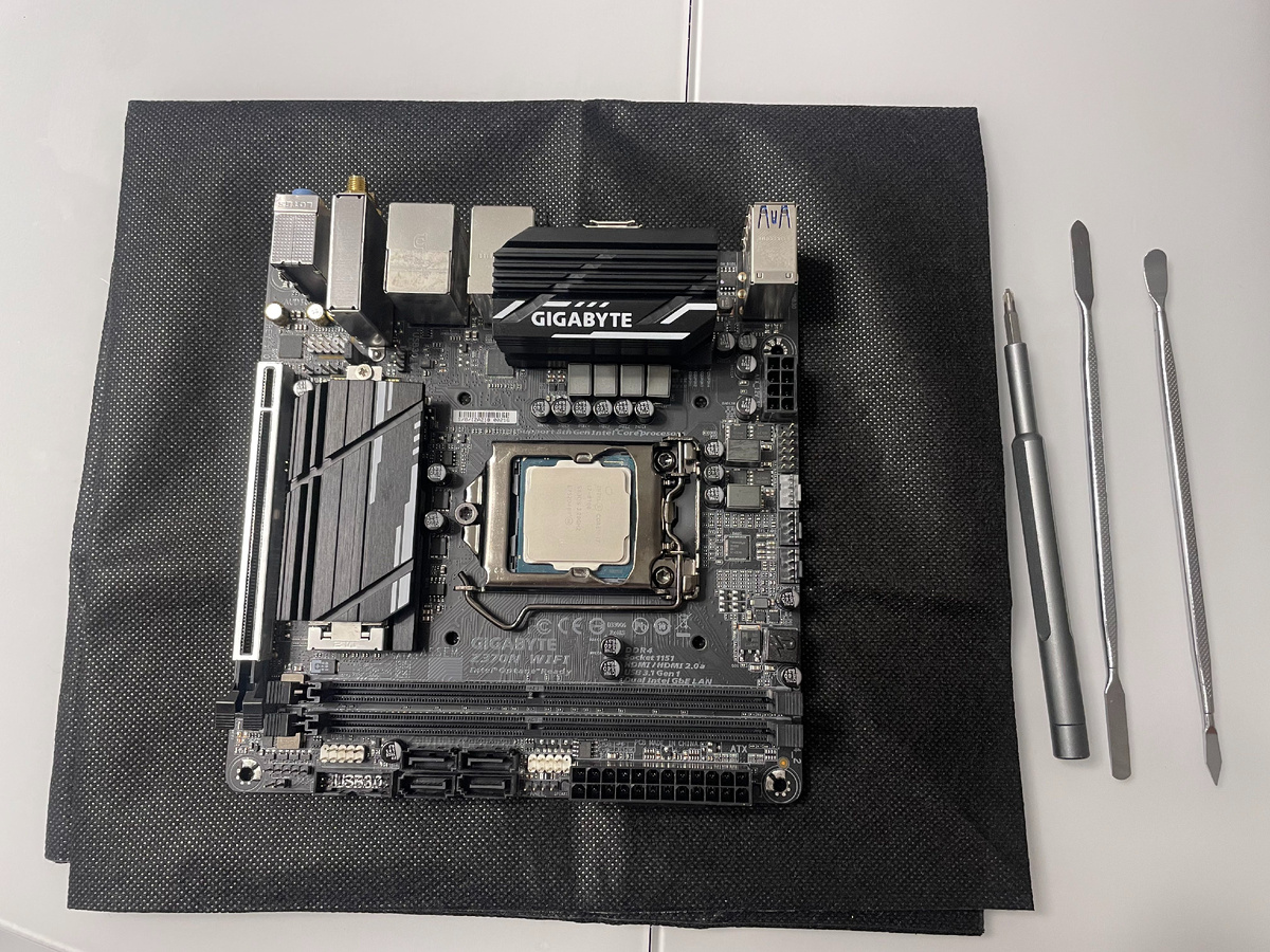 Всё добро собрано на базе GIGABYTE Z370N WIFI