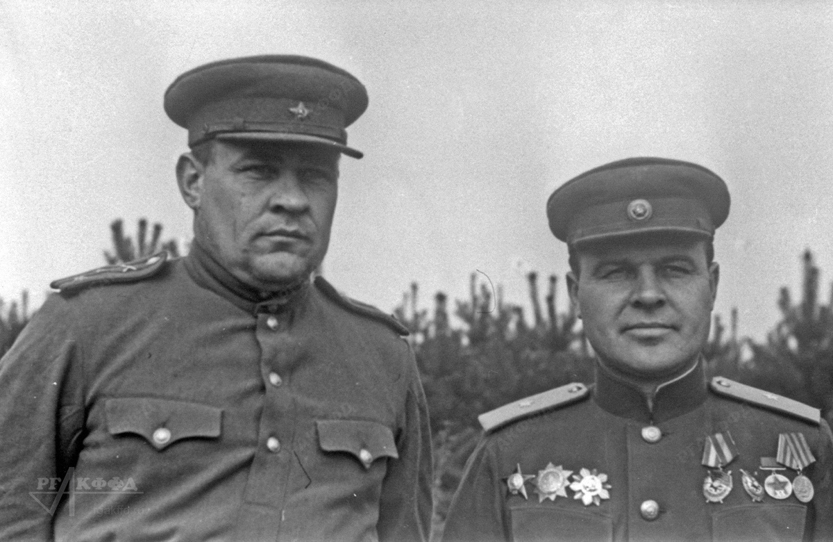 Командир 79-го стрелкового корпуса генерал-майор С.Н. Перевёрткин (справа) и командир артиллерии корпуса полковник И.В. Васильков. / г. Берлин. 1945 г. / Фотограф: В.П. Гребнев / РГАКФФД. Арх.№ 0-291644б