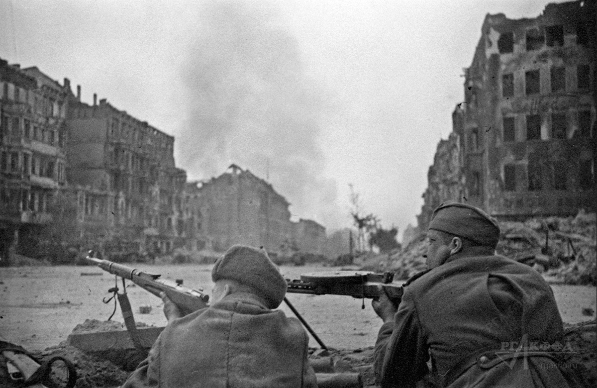 Пулемётчики ведут огонь на одной из улиц г. Берлина. / г. Берлин. 1945 г. / РГАКФФД. Арх.№ 0-90713