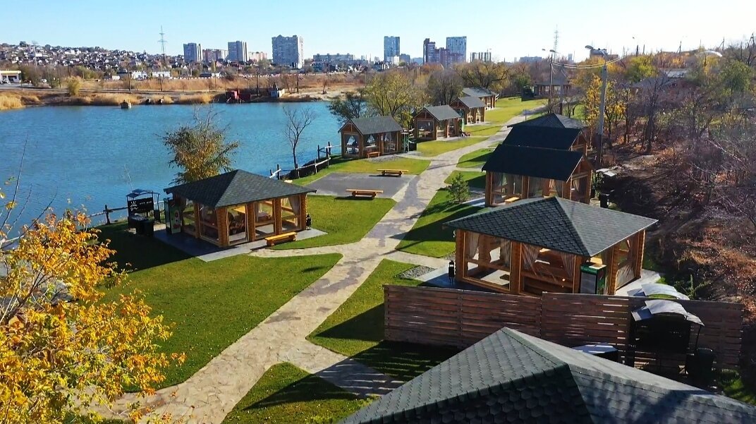 В беседках поместится компания из 15, 30 и 50 человек. Места с самым живописным видом — на берегу соседнего Ангарского пруда. Фото: АНГАРСКИЙ ЭКОПАРК / Яндекс Карты