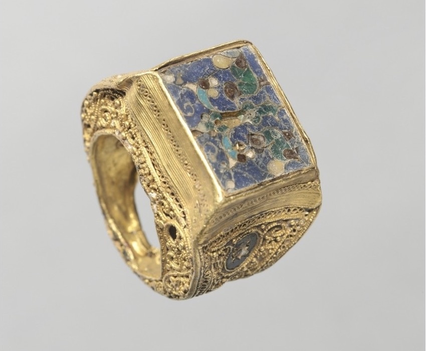 Илл. 1. Кольцо, Византия, 9 век.Золото, филигрань и перегородчатая эмаль.