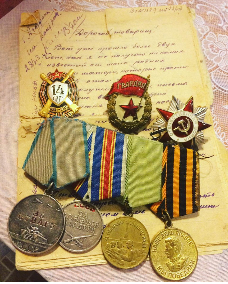 Тканевая основа медали за боевые заслуги и трепалась и потерялась. Для фото заменила другой. Наивная была. Бабушкиной,  милицейской. 