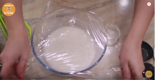 Приготовим опару. В миску выливаем воду 35 градусов. Добавляем ванильный сахар, свежие дрожжи. Перемешиваем. Через сито добавляем 3 ст.л. муки. Перемешиваем. Накрываем пищевой пленкой и убираем в теплое место.