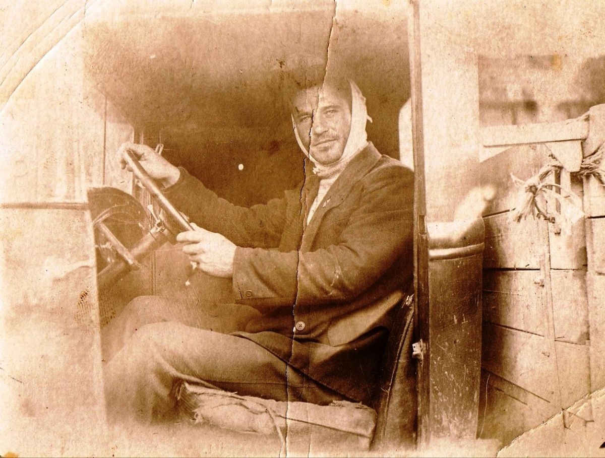 Фото из открытых источников. М.И. Данилов за баранкой своего автомобиля.