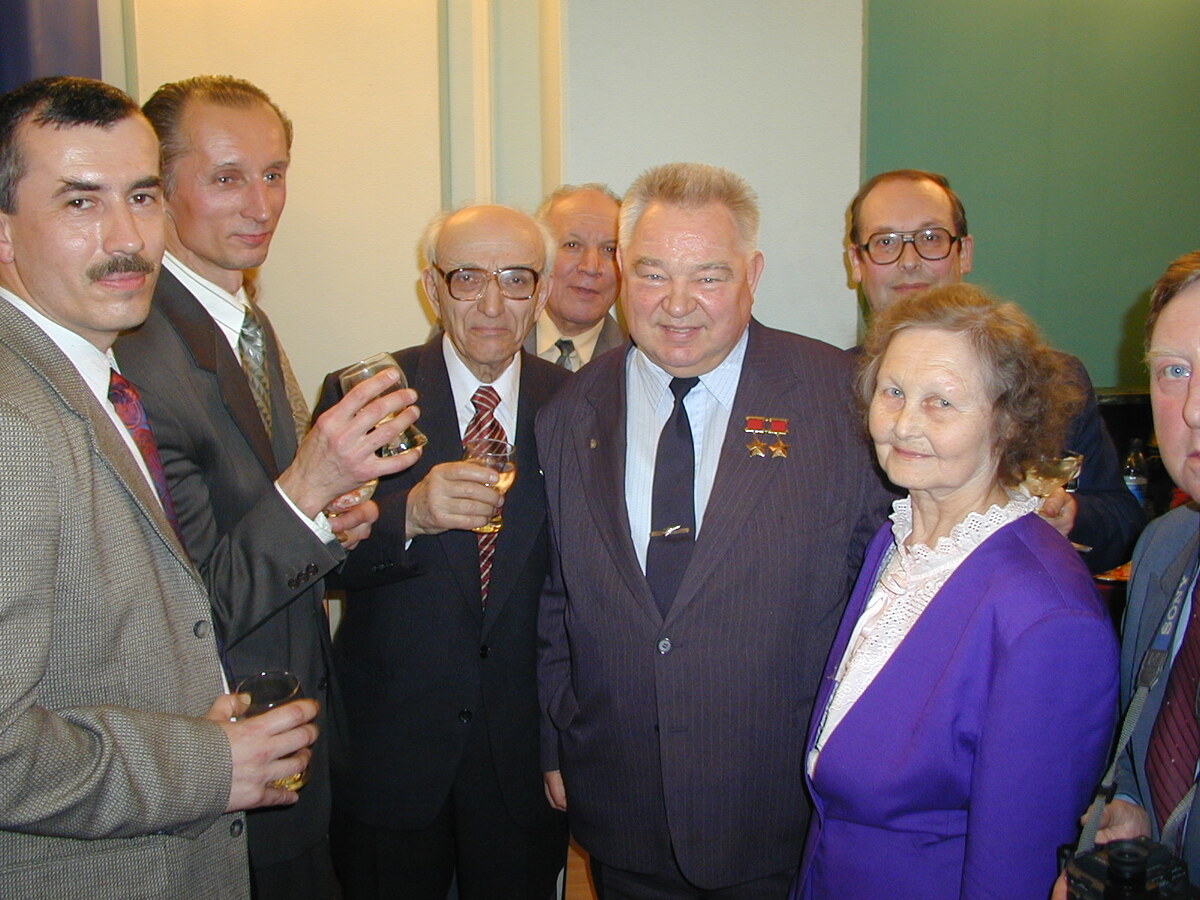 Александр Викторович второй слева 