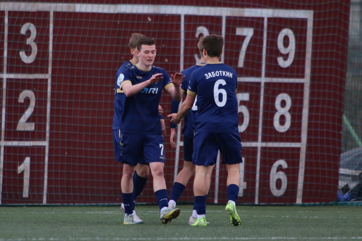    Дмитрий Заботкин и Денис Чупрунов поздравляют друг друга с забитыми мячами
