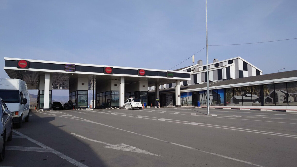 Пассажиры проходят границу пешком в терминале с правой стороны, водители проезжают на авто и показывают паспорт в окошке. После грузинского КПП нужно проехать несколько минут по мосту через реку Дебед до армянского пункта. Фото: Игорь К. / Яндекс Карты