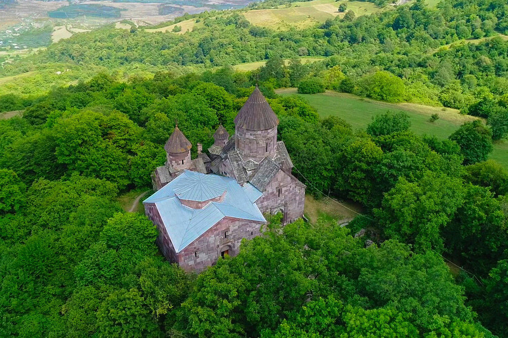 Если время позволяет, на подъездах к Иджевану можно свернуть к монастырю Макараванк XIII века, построенному из привычного для Армении красного туфа. Чтобы проехать к нему, нужно свернуть с трассы М-16 к городу Ачаджур, а затем двигаться 7 километров по грунтовке в горы. Фото: Eduard Khachatryan / Яндекс Карты