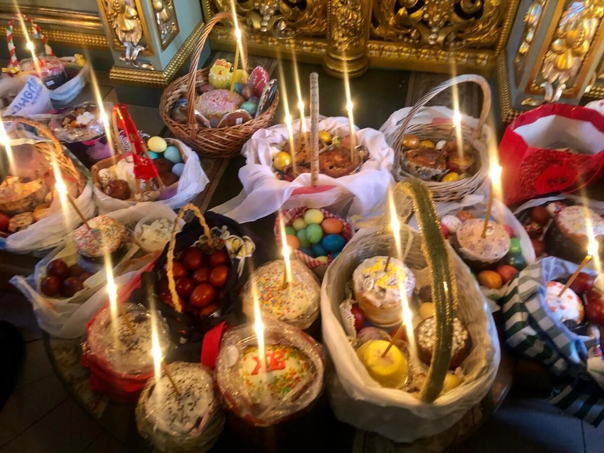 Корзины с куличами и яйцами у алтаря. Фото автора.