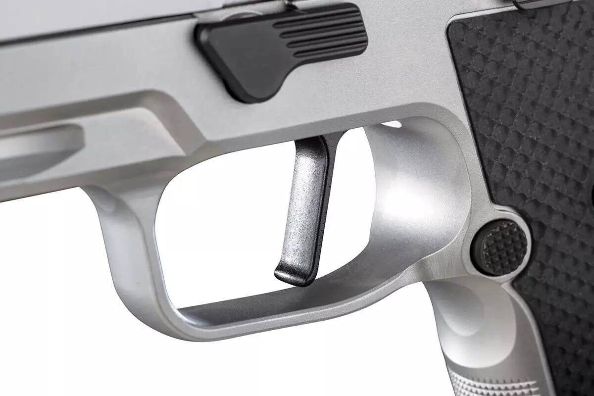 Спусковой крючок SIG Blade перемещается под углом 90 градусов, усилие — 1,13 кг. 