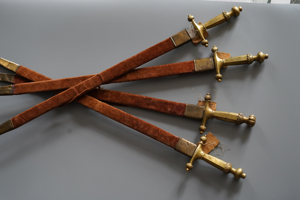 Экспонаты выставки, посвященной сценическому оружию