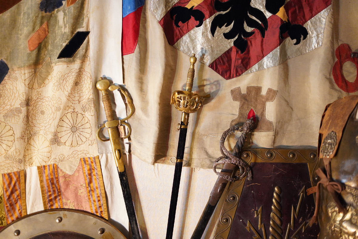 Экспонаты выставки, посвященной сценическому оружию