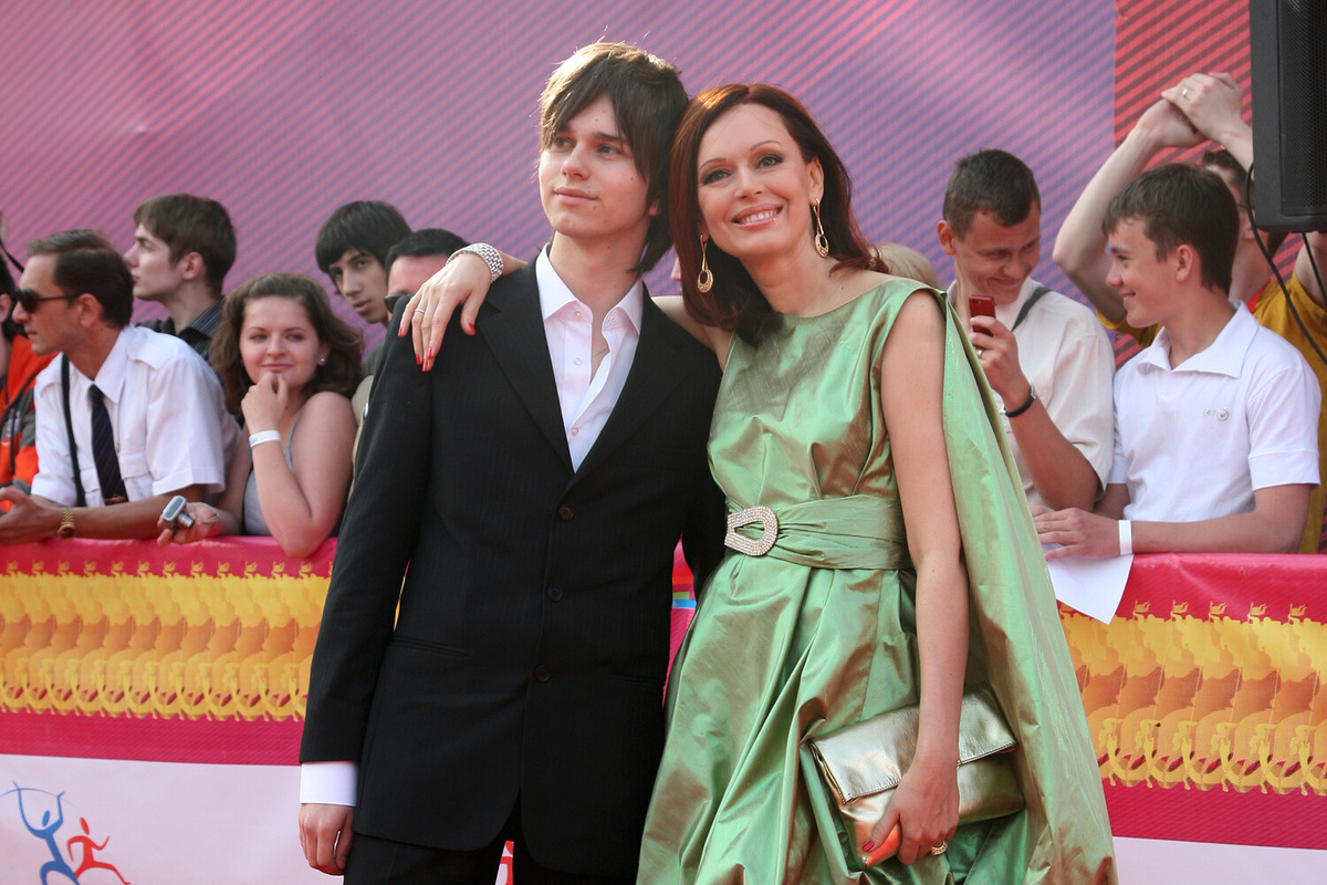 Актриса Ирина Безрукова (Ливанова) с сыном Андреем (1989–2015) на церемонии открытия 30-го Московского международного кинофестиваля у кинотеатра "Пушкинский" в Москве, 19 июня 2008 года.     
 
 Андрей родился в отношениях Ирины Безруковой с актером Игорем Ливановым. Молодого человека не стало 14 марта 2015 года ©Екатерина Чеснокова/РИА Новости  📷