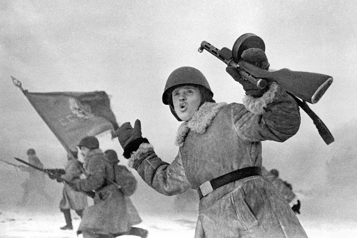 Советские солдаты в атаке под Ленинградом, 1943 год ©Всеволод Тарасевич/РИА Новости  📷