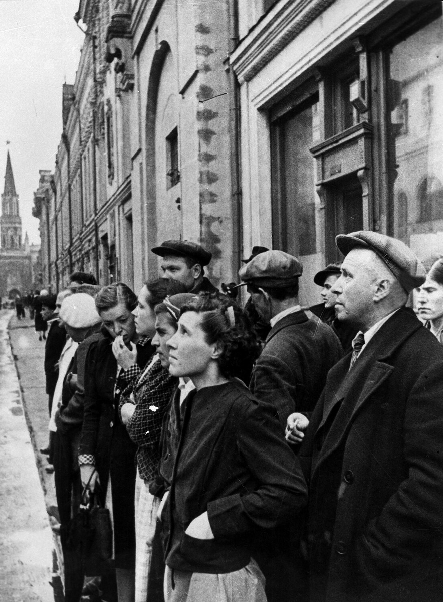 "Так началась война". Жители столицы 22 июня 1941 года во время объявления по радио правительственного сообщения о вероломном нападении фашистской Германии на Советский Союз ©Евгений Халдей/РИА Новости  📷