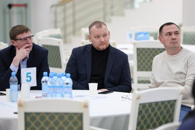    Глава Саракташского района Максим Кабанов работает в Южно-Сахалинске Андрей Севостьянов